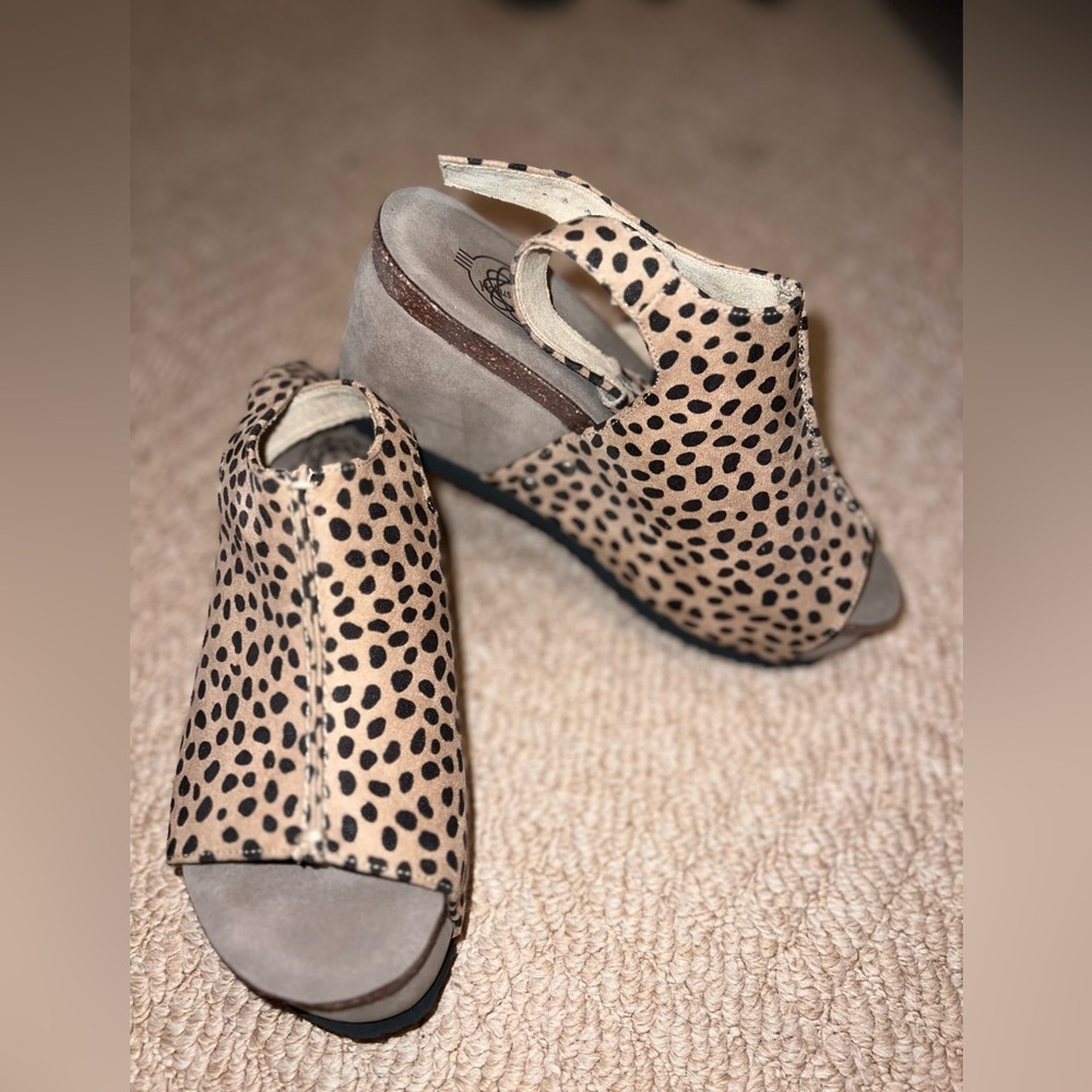 NEW Hocus Pocus size 6.5 leopard suede wedges - Picture 2 of 2